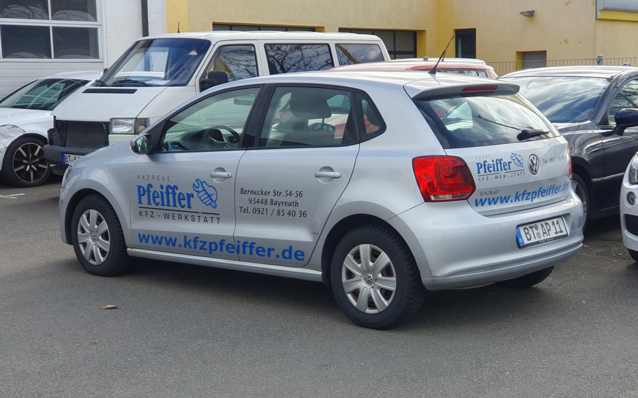 Silberner VW Polo mit KFZ-Pfeiffer-Branding auf Parkplatz | KFZ Pfeiffer in Bayreuth