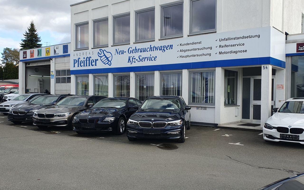 Gebäude von KFZ Pfeiffer von vorne | geparkte Autos | KFZ Pfeiffer in Bayreuth